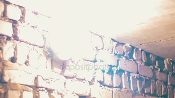 Glühlampe leuchtet an einer Steinmauer auf — Stockvideo