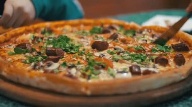 Pizza pizzacı ahşap bir tepside