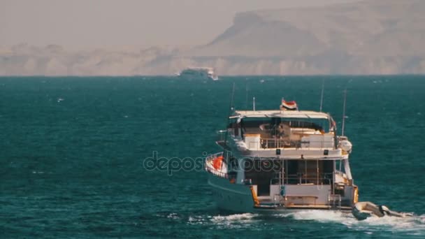 Barco de cruzeiro flutua no Mar Vermelho — Vídeo de Stock