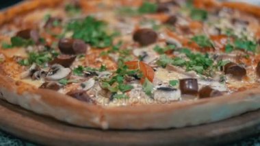 Pizza pizzacı ahşap bir tepside