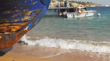 Mısır'daki Beach. Resort kırmızı Yalı. Sahil Güvenlik botu yakınındaki liman.
