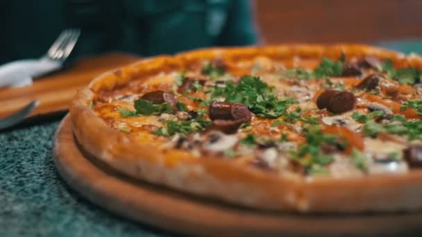 Pizza på en trä tallrik i Pizzeria — Stockvideo