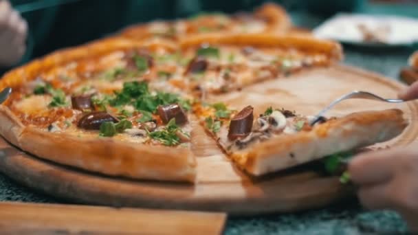 Pizza sur un plateau en bois dans la pizzeria — Video