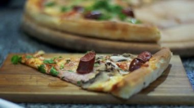 Pizza pizzacı ahşap bir tepside