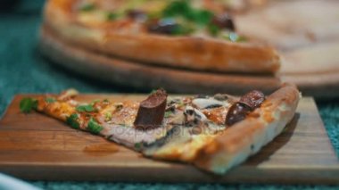 Pizza pizzacı ahşap bir tepside