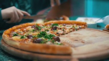 Pizza pizzacı ahşap bir tepside