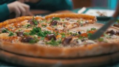 Pizza pizzacı ahşap bir tepside