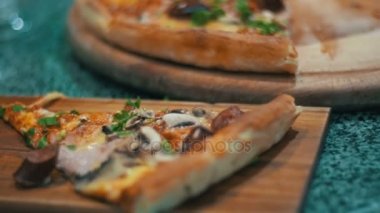 Pizza pizzacı ahşap bir tepside