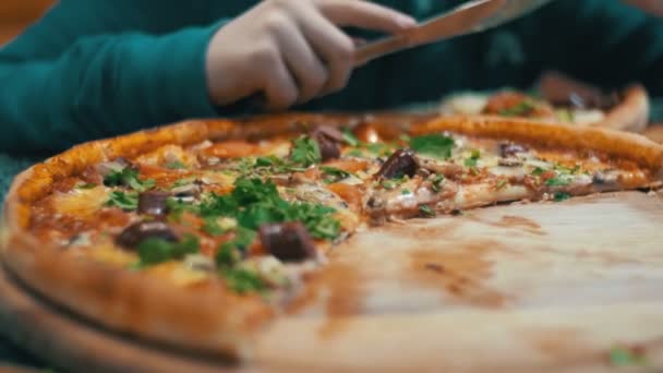 Pizza auf einem Holzteller in der Pizzeria — Stockvideo