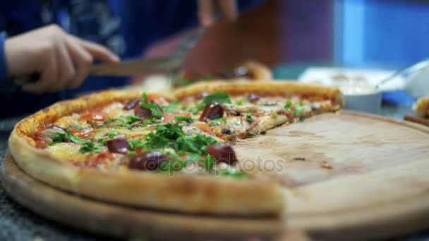 Pizza na dřevěný talíř v pizzerii — Stock video