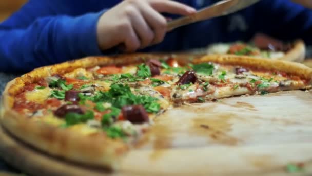 Пицца на деревянной тарелке в пиццерии — стоковое видео