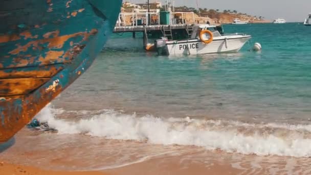 Stranda i Egypt. Resorter Rødehavskysten. Kystvaktbåt nær havnen . – stockvideo