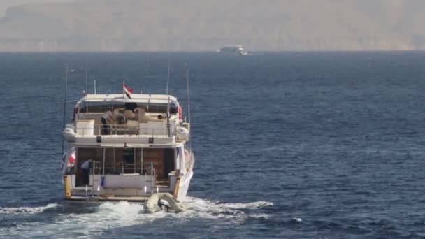 Kryssning båt flyter i Röda havet — Stockvideo