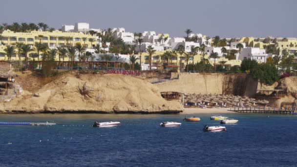 Barcos de motor en ancla en el Mar Rojo . — Vídeo de stock