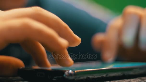 Mãos Criança brincando com celular na mesa — Vídeo de Stock