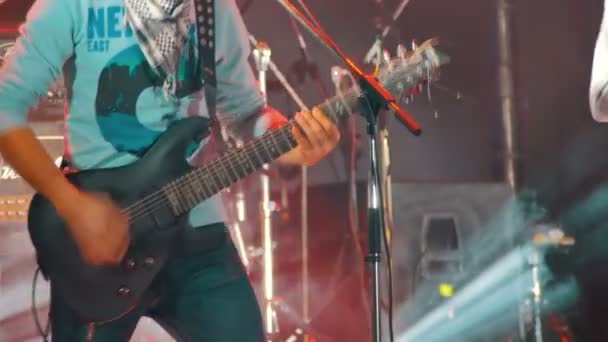 Гитарист, играющий на сцене на рок-концерте — стоковое видео