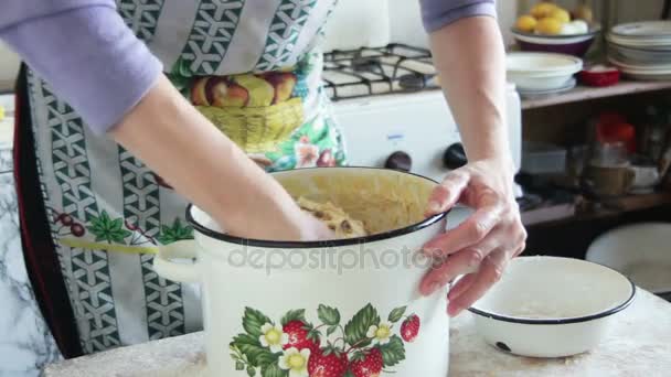 Mujer cocinera amasa la masa en una sartén en la cocina casera — Vídeo de stock