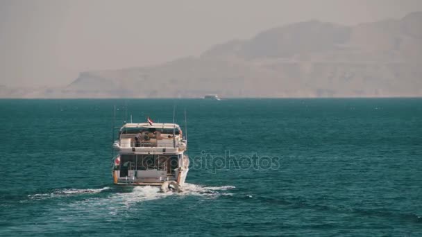 Kreuzfahrtschiff schwimmt im Roten Meer — Stockvideo