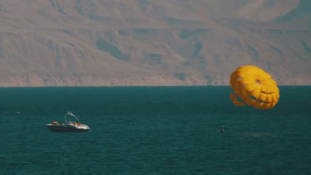 Parasailing, parasailing atrás de um barco — Vídeo de Stock