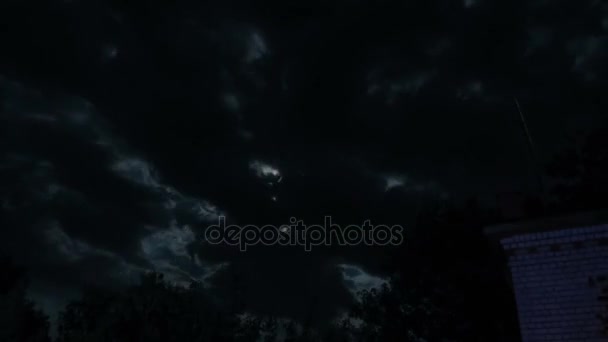 Night Moon Rising on the Horizon over the Trees and Clouds (en inglés). Tiempo de caducidad — Vídeo de stock