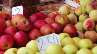 Vitrin meyve pazarında