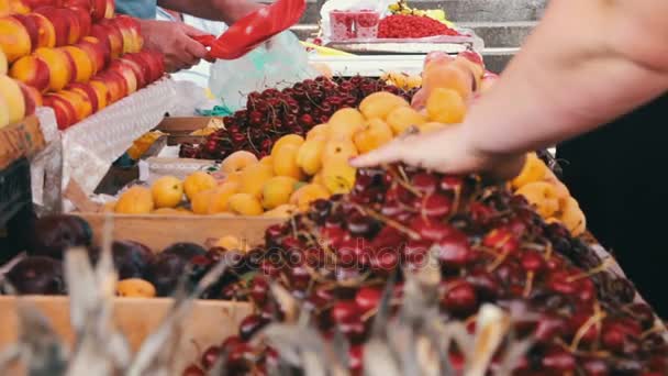 Mostrar frutas no mercado — Vídeo de Stock