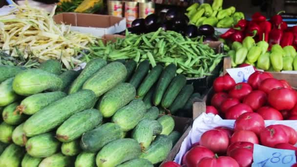 Mostrar legumes no mercado — Vídeo de Stock