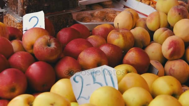 Βιτρίνα φρούτα στην αγορά — Αρχείο Βίντεο