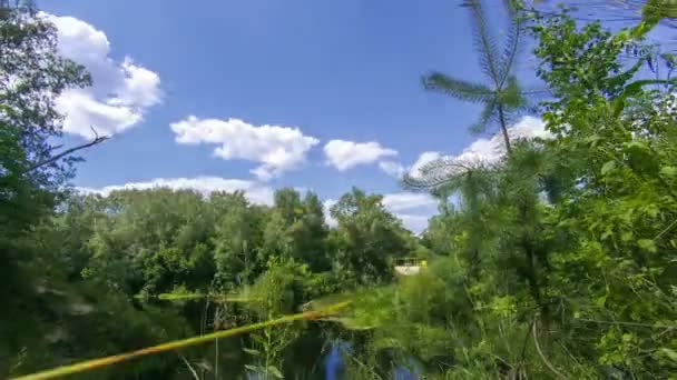 川の自然と空を移動雲。時間の経過 — ストック動画