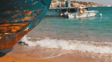 Mısır'daki Beach. Resort kırmızı Yalı. Sahil Güvenlik botu yakınındaki liman.