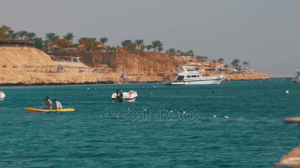 Liggande vy av båtarna i Röda havet, Egypten. — Stockvideo