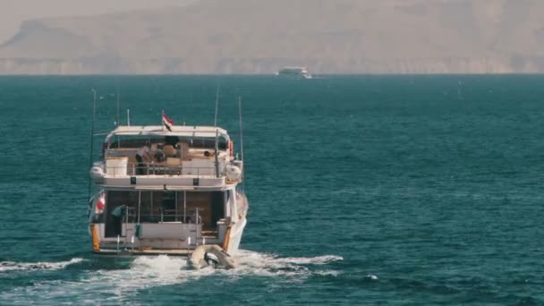 Kreuzfahrtschiff schwimmt im Roten Meer — Stockvideo