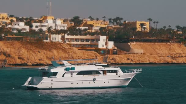 Cruise Boat at Anchor in the Red Sea. — Stock Video