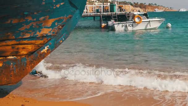 Пляж в Египте. Курорт Красное море. Лодка береговой охраны возле морского порта . — стоковое видео