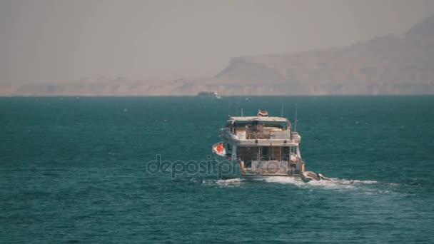 Barco de cruzeiro flutua no Mar Vermelho — Vídeo de Stock