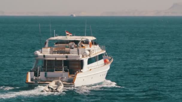 Kreuzfahrtschiff schwimmt im Roten Meer — Stockvideo