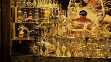 Şişe parfüm yapma görüntülenen üst üste kullanılan yağlar temel