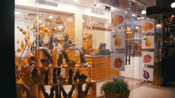 Winkels met Aziatische goederen over Soho Square, Sharm El Sheikh, Egypte — Stockvideo