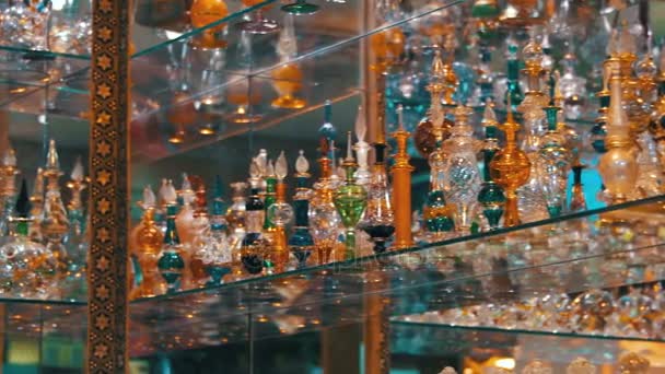 Botellas de aceites esenciales utilizadas en la fabricación de perfumes que se muestran en una fila — Vídeo de stock