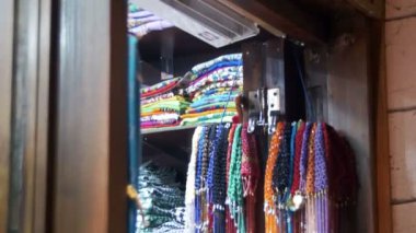 Sharm Ladin Şeyh, Mısır'daki Soho Meydanı'nda Asya giysileri ile alışveriş.