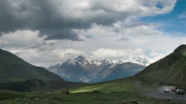 Nuvens movendo-se sobre as montanhas georgianas. Cinemágrafo. Monte Kazbek. Tempo de Caducidade — Vídeo de Stock