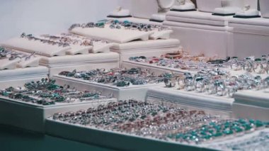 Vitrin mağaza kuyumcu süsler.