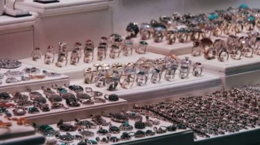 Vitrin mağaza kuyumcu süsler.