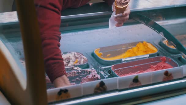 Vitrin ağırlık tarafından satılan dondurma ile — Stok video