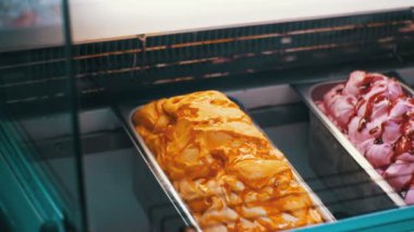 Vitrin ağırlık tarafından satılan dondurma ile