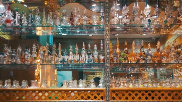 Ароматическое масло и духи в арабском магазине. Шарм-эль-Шейх, Египет — стоковое видео