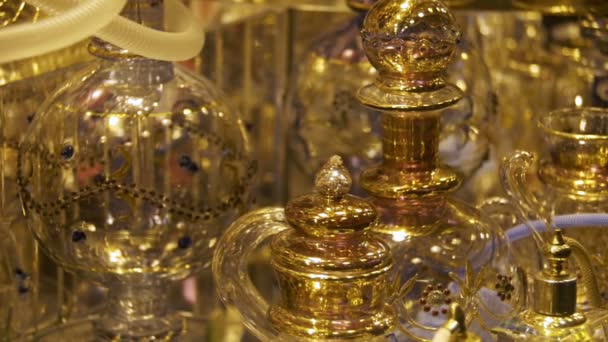 Flaskor av eteriska oljor som används i parfym att göra visas i en rad — Stockvideo