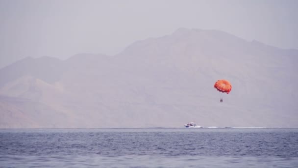 Parasailen, Parasailing achter een boot — Stockvideo