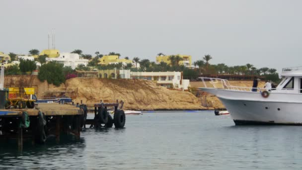 Cruise Boat with Passengers Approaches to the Pier in the Red Sea. — Stock Video