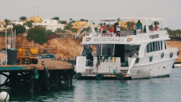 Barco de cruzeiro com passageiros se aproxima do cais no Mar Vermelho . — Vídeo de Stock